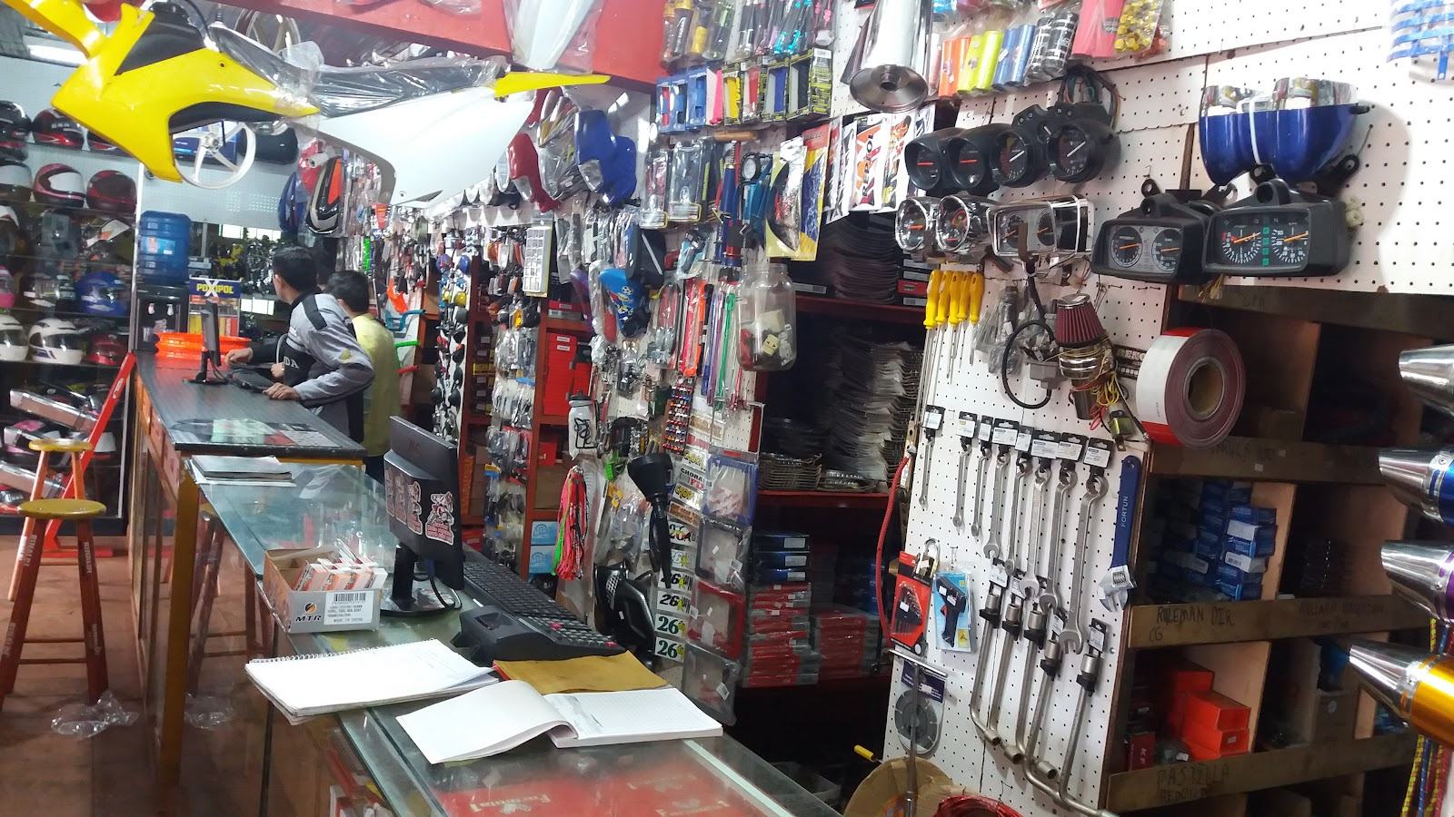 Repuestos exhibidos en el local